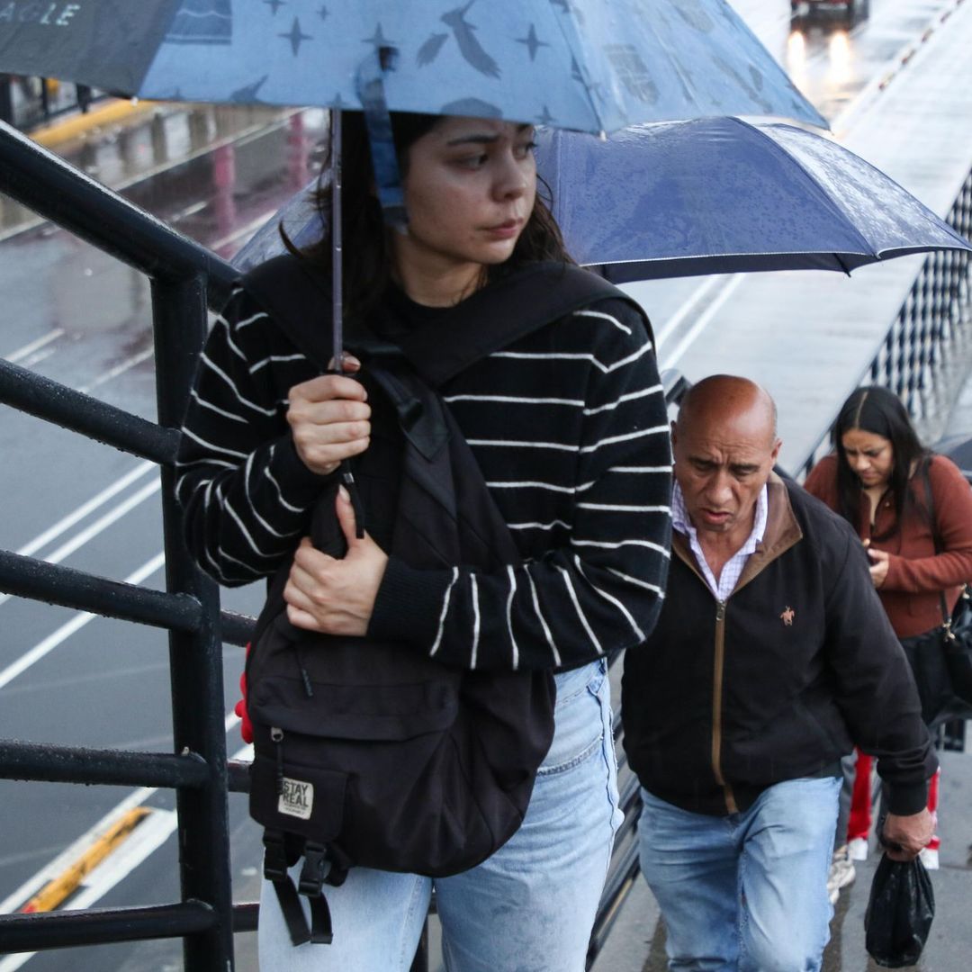 Usuarios en estación La Raza del Metro CDMX el 13 de julio 2026.